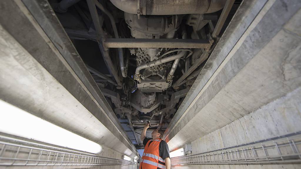 Im Schwerverkehrszentrum Erstfeld werden Fahrzeuge, die auf der A2 Richtung Süden fahren, kontrolliert. (Archivaufnahme)