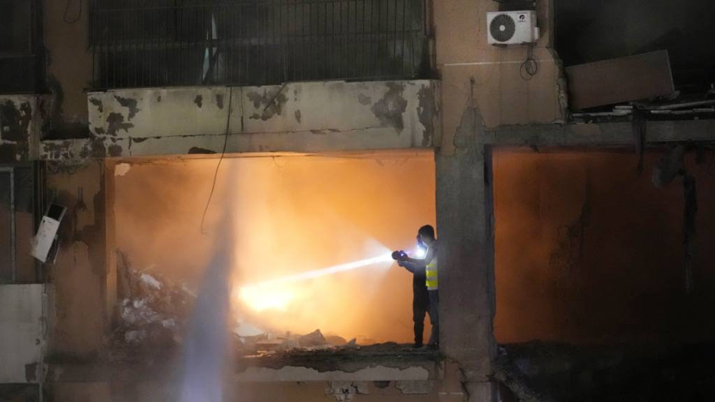 dpatopbilder - Mitarbeiter des Zivilschutzes suchen nach einer schweren Explosion in einer Wohnung nach Überlebenden. In einem südlichen Vorort der libanesischen Hauptstadt Beirut hat sich am Dienstagabend eine Explosion ereignet. Foto: Hussein Malla/AP/dpa