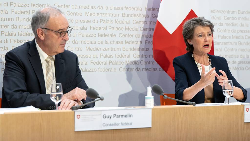 Guy Parmelin und Simonetta Sommaruga an einer Medienkonferenz zu den Gasreserven.
