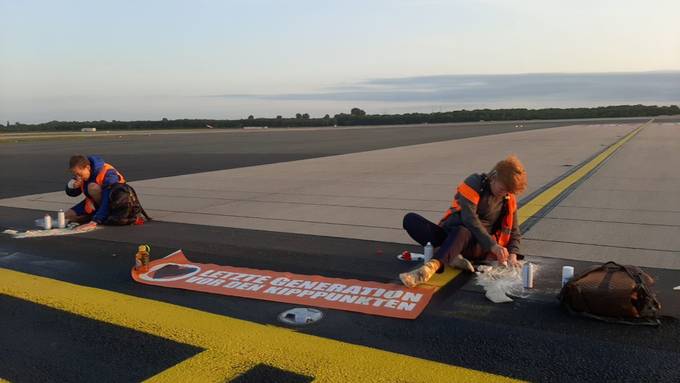 Klima-Aktivisten blockieren Flughäfen von Hamburg und Düsseldorf
