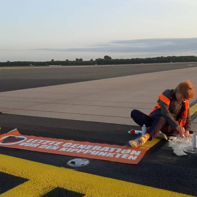 Klima-Aktivisten blockieren Flughäfen von Hamburg und Düsseldorf