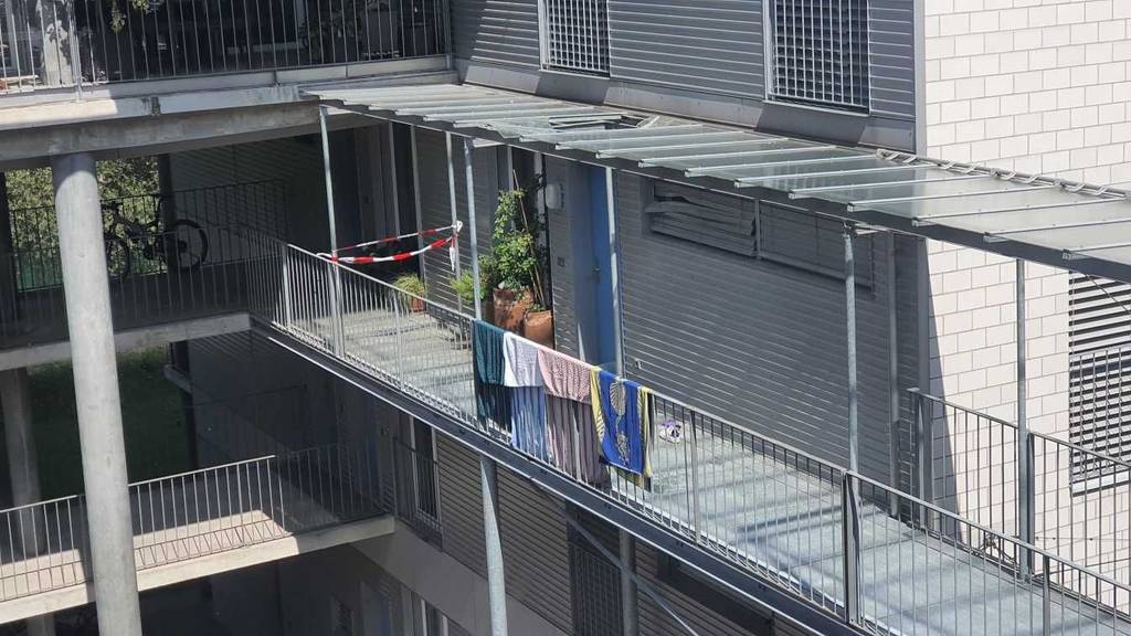 Mann fällt von Balkon und wird schwer verletzt