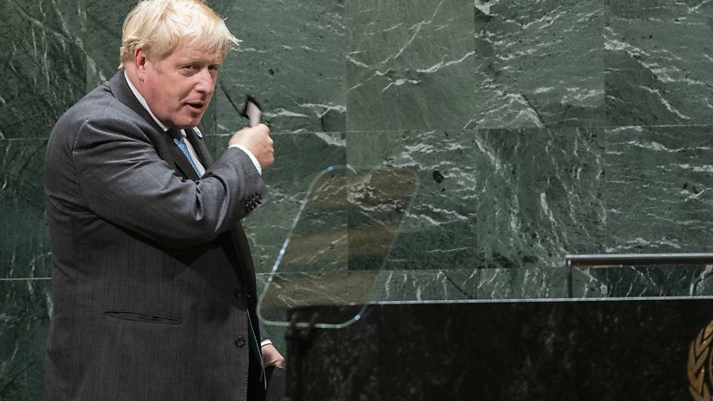 Boris Johnson, Premierminister von Großbritannien, nimmt vor einer Rede bei der 76. Generaldebatte der UN-Vollversammlung seinen Mund-Nasen-Schutz ab. Foto: Eduardo Munoz/Pool Reuters/AP/dpa