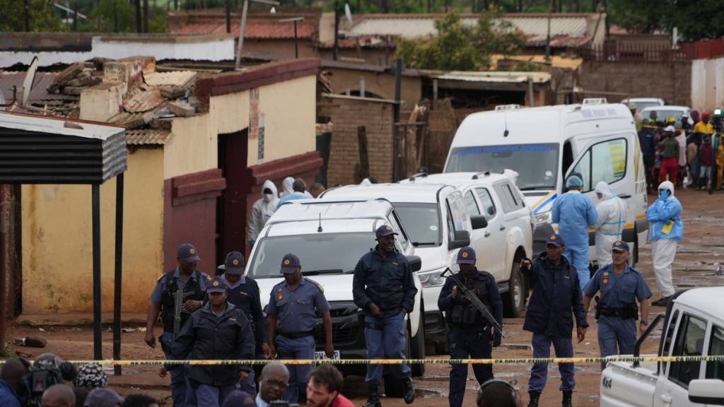 Polizisten am Tatort in Bekkersdal. Foto: Alfonso Nqunjana/AP/dpa