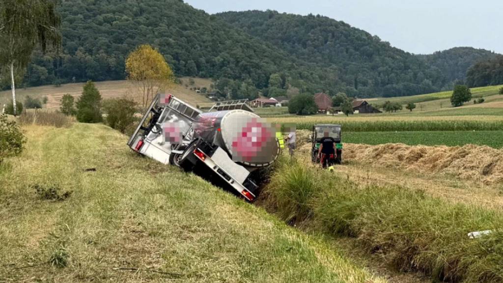 Ein Milchtankwagen ist im schaffhausischen Neunkirch in einem Bachbett gelandet. Der Chauffeur wurde leicht verletzt.