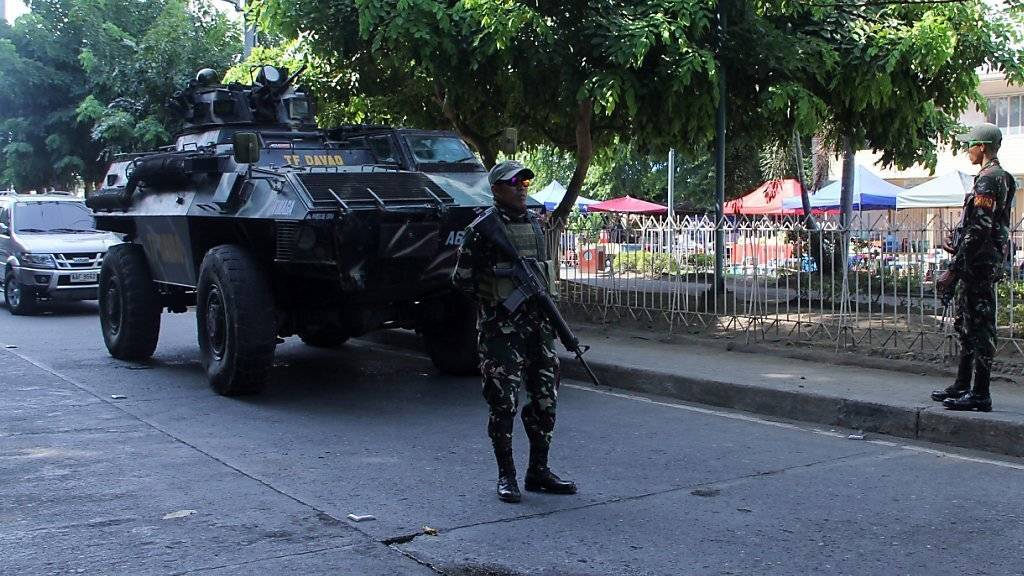 Soldaten bewachen eine Strasse in der Nähe des Anschlagsortes in Davao.