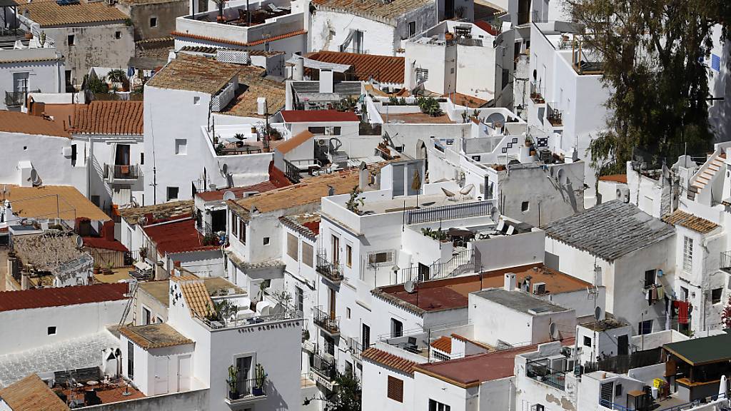 ARCHIV - Blick auf das Zentrum von Ibiza-Stadt. Foto: Clara Margais/dpa
