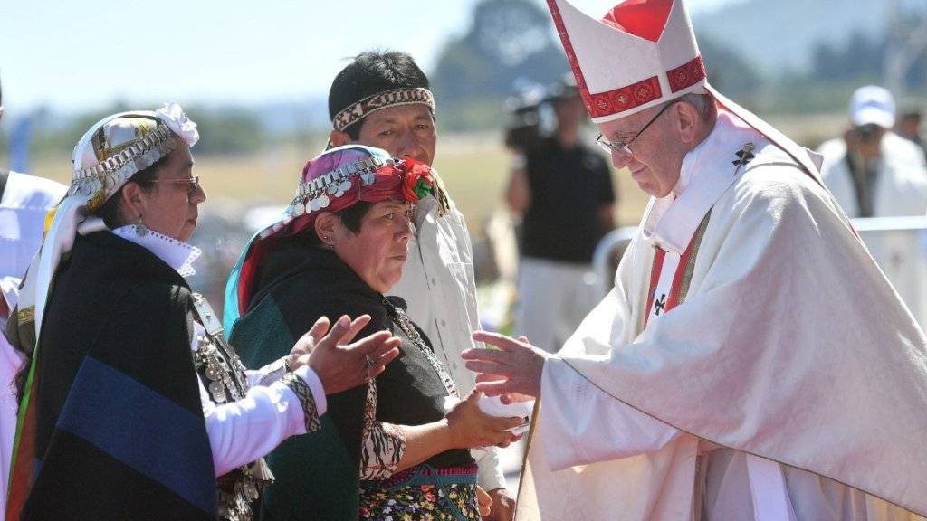 Papst Franziskus begrüsst Mapuche bei der Messe in Temuco.