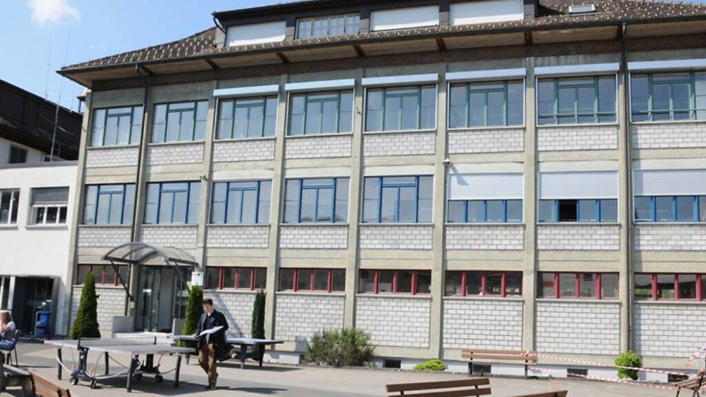 Das alte Schulgebäude der Kantonsschule Nuolen wird abgebrochen.
