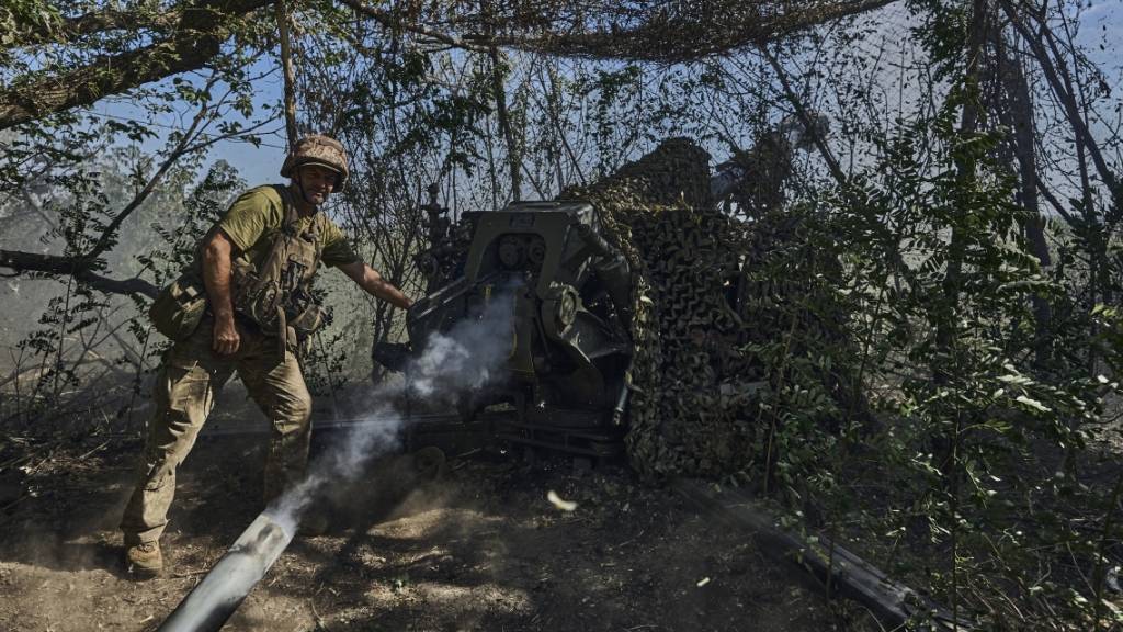 Ein ukrainischer Soldat der 31. Brigade feuert eine D-30-Kanone auf russische Stellungen an der Frontlinie. Foto: Libkos/AP/dpa