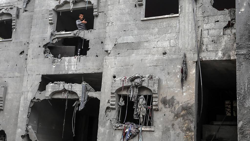 dpatopbilder - Ein Palästinenser inspiziert ein zerstörtes Haus nach einem israelischen Luftangriff im südlichen Gazastreifen. Aus dem Gazastreifen sind erneut Hunderte Ausländer und Palästinenser mit zweitem Pass ausgereist. Foto: Abed Rahim Khatib/dpa