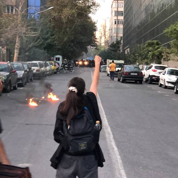 Weshalb Iranerinnen ihre Haare abschneiden und Kopftücher verbrennen