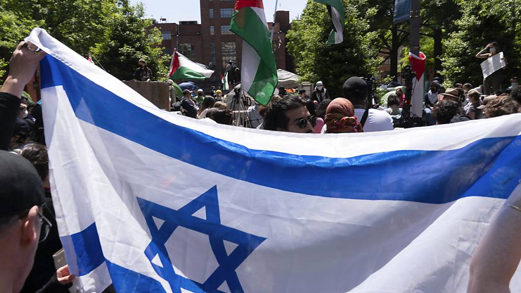 ARCHIV - Bei einer pro-palästinensischen Demonstration demonstrieren Studenten vor der George Washington University für Israel. Foto: Jose Luis Magana/AP/dpa