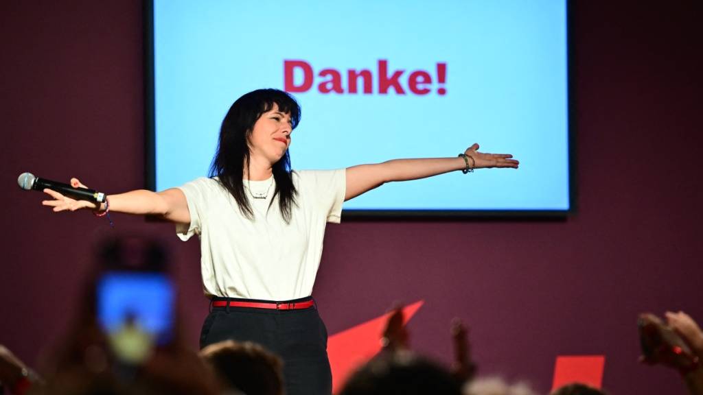 Elif Eralp (Die Linke), Spitzenkandidatin und stellvertretende Vorsitzende der Linksfraktion, spricht auf einer Wahlparty der Berliner Linken im Festsaal Kreuzberg zu Anhängern und Parteimitgliedern. Am Sonntag (20.09.2026) fand in Berlin die Wahl zum Abgeordnetenhaus statt. Foto: Sebastian Gollnow/dpa