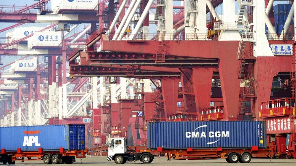 Deutlich mehr Importe: Lastwagen im Hafen von Qingdao. (Archiv)