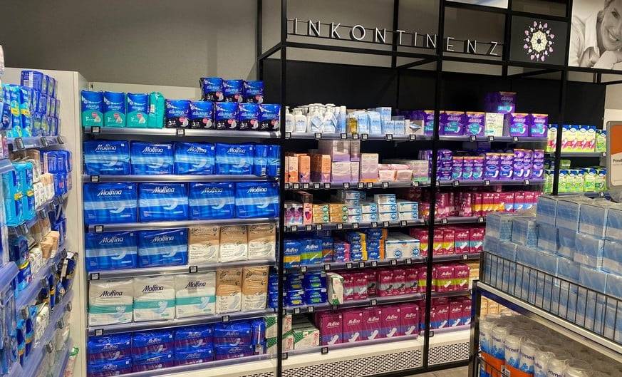 INKONTINENZ. Und dann: Binden und Tampons so weit das Auge reicht.