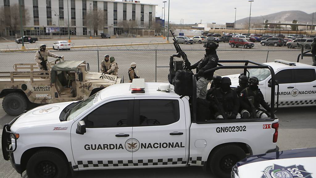 Mexikanische Nationalgarde hält Wache vor einem Staatsgefängnis. Foto: Christian Chavez/AP/dpa
