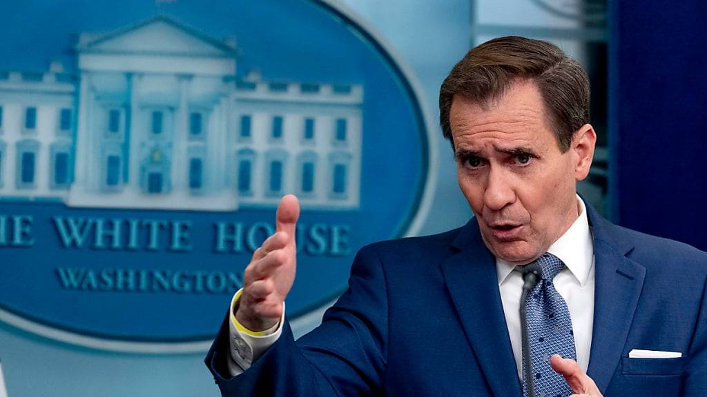 ARCHIV - John Kirby, Kommunikationsdirektor des Nationalen Sicherheitsrats im Weißen Haus, spricht während einer Pressekonferenz im Weißen Haus. Die US-Regierung sieht bei den Gesprächen in Kairo über eine Waffenruhe im Gaza-Krieg Chancen auf eine Einigung. Foto: Andrew Harnik/AP/dpa