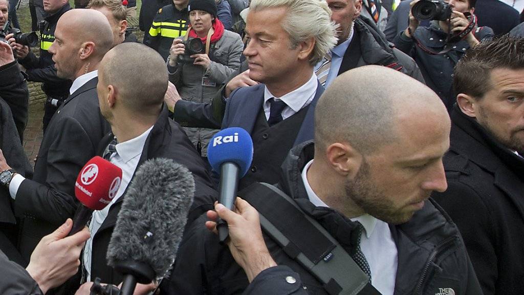 Wilders umringt von Bodyguards: Der Rechtspopulist sorgt sich um seine Sicherheit.