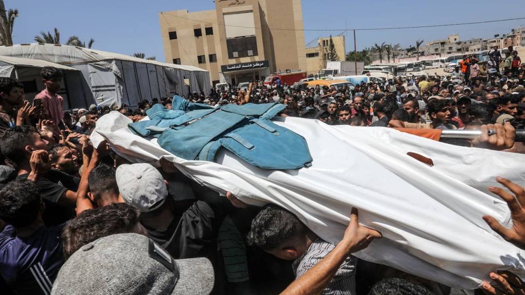 Palästinenser tragen die Leiche eines Journalisten, der bei einem israelischen Angriff auf das Nasser-Krankenhaus getötet wurde. Foto: Abed Rahim Khatib/dpa