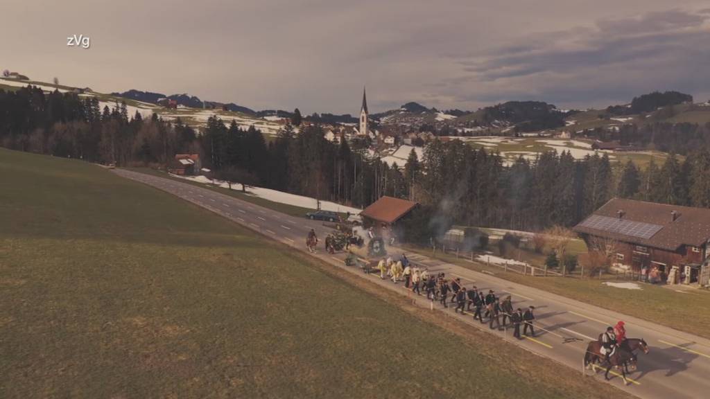Ein Baumstamm auf wilder Weltreise: Das Urnäscher Bloch kurz vor der Rückkehr