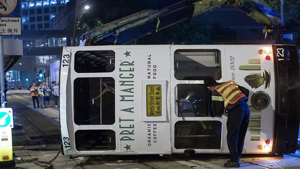 Eine Tram ist in Hongkong aus den Schienen gesprungen und umgekippt - 14 Menschen wurden verletzt, der Fahrer wurde verhaftet.