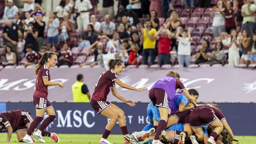 Die Spielerinnen von Servette Chênois freuen sich über den Einzug der Ligaphase in der Champions League