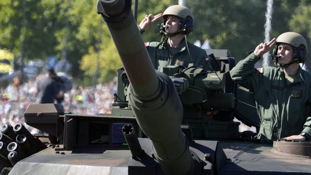 ARCHIV - Soldaten nehmen an einer Militärparade zur Feier des Tages der polnischen Streitkräfte teil. Polen will in diesem Jahr 4,8 Prozent seines Bruttoinlandsprodukts für Verteidigung ausgeben. Foto: Czarek Sokolowski/AP/dpa