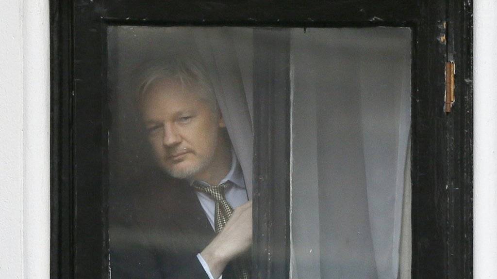 «Wikileaks»-Gründer zeigt sich in seinem Versteck in Ecuadors Botschaft in London. (Archivbild)