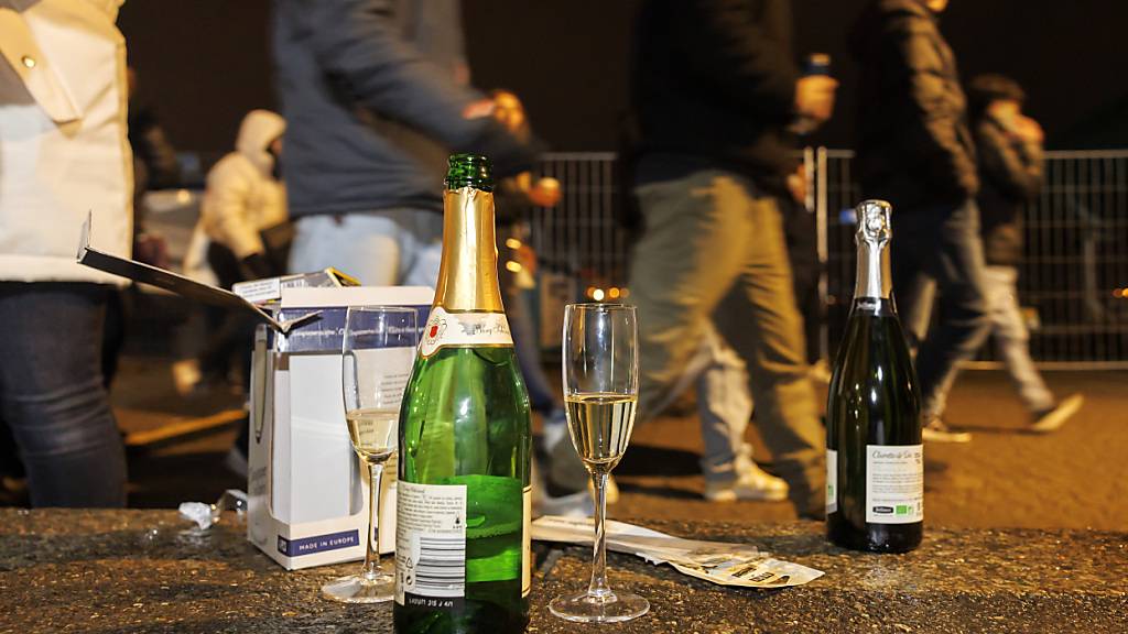 Alkohol gehört für viele Menschen beim Feiern zu Silvester mit dazu. (Archivbild)