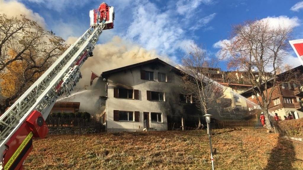 Nach dem Beziehungsdelikt in Sent GR vom Montag brannte das Haus des Ehepaares. Nun wird geprüft, ob es einsturzgefährdet ist.