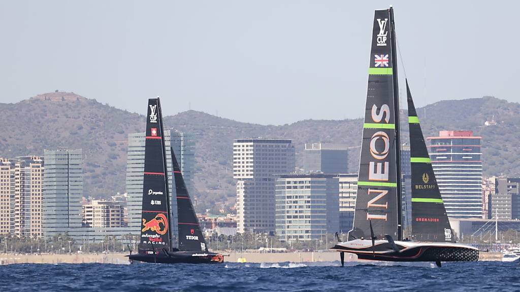 Alinghi Red Bull Racing fährt dem britischen Konkurrenten im den ersten beiden Halbfinal-Duellen hinterher