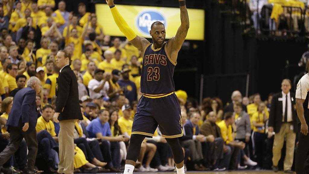 Feiert sich und sein Team nach einer unglaublichen Aufholjagd: Clevelands Superstar LeBron James
