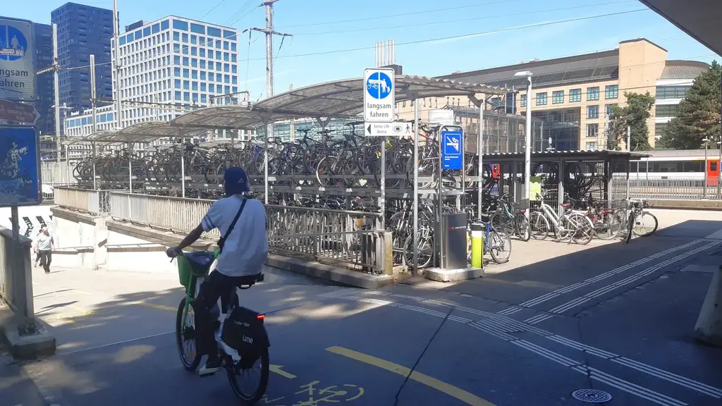 Unterführung am Bahnhof Altstetten bekommt mehr Platz für Velos und Fussgänger