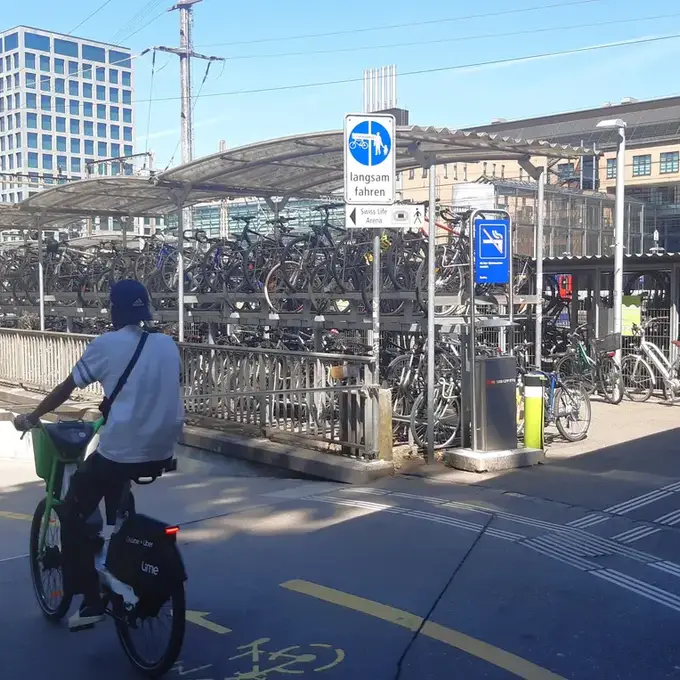 Unterführung am Bahnhof Altstetten bekommt mehr Platz für Velos und Fussgänger