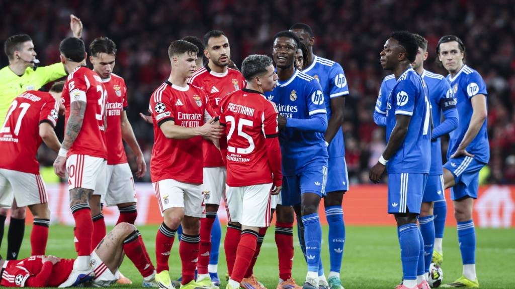 Der Konflikt zwischen Benfica Lissabons Gianluca Prestianni (Nummer 25) und Real Madrids Vinicius Junior, bei dem Prestianni den Real-Stürmer hinter vorgehaltener Hand rassistisch beleidigt haben soll, führt zu einer Regeländerung zumindest an der WM