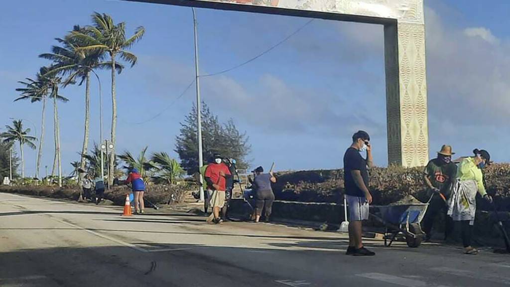 Menschen säubern den Hafen von Tonga.