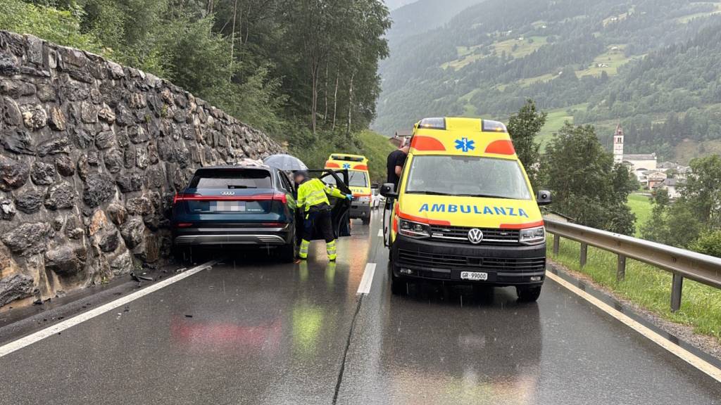 Fünf Verletzte: Auto kracht bei San Carlo GR in eine Stützmauer