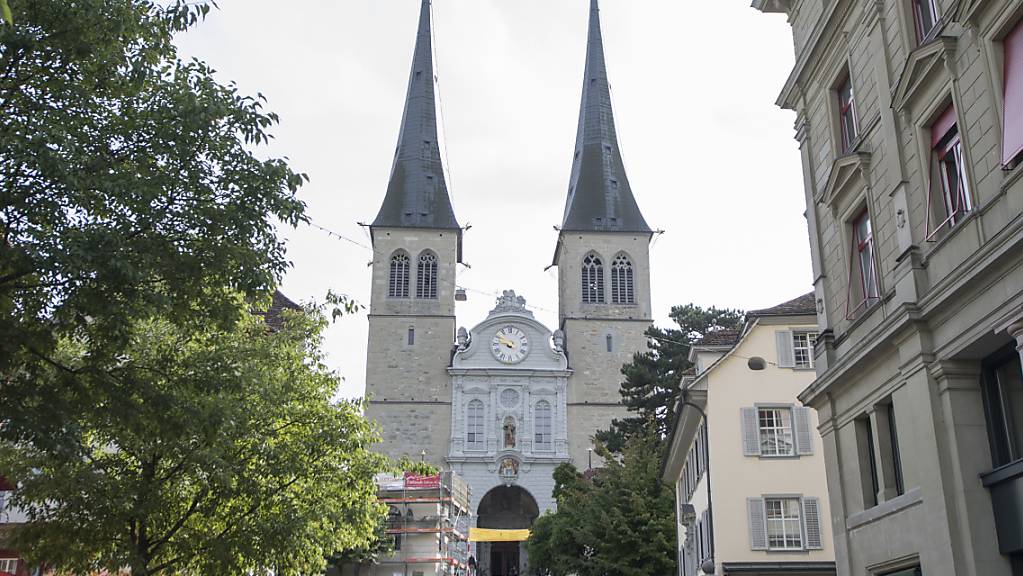 Die Stadt Luzern will Grabrechte bei der Hofkirche abtreten. (Archivbild)