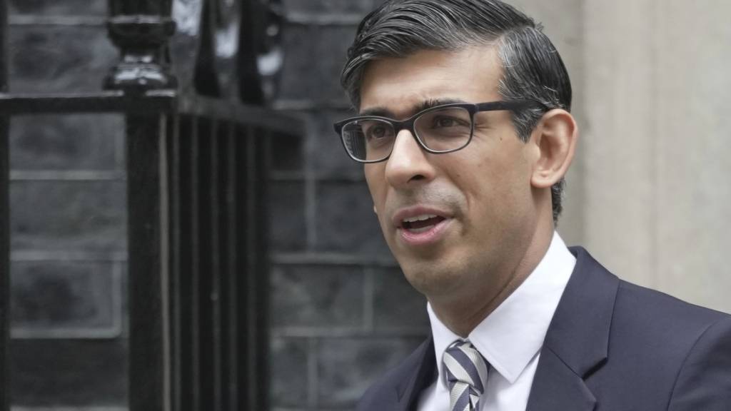 ARCHIV - Großbritanniens Premierminister Rishi Sunak verlässt die Downing Street 10 für eine Konferenz. Foto: Kin Cheung/AP/dpa