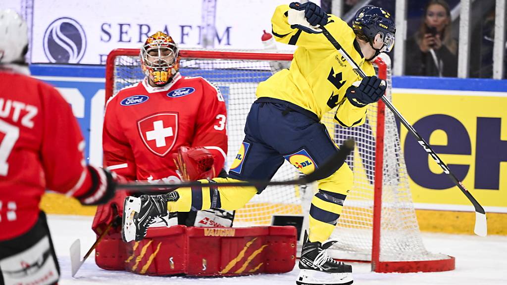 Auf allen Ebenen überfordert: Die Schweizer Abwehr um Goalie Stéphane Charlin gegen starke Schweden