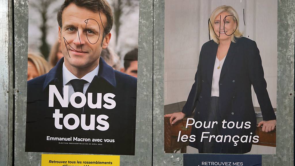 Auf den Wahlkampfplakaten des französischen Präsidenten Macron (l) und der rechtsextremen Präsidentschaftskandidatin Le Pen steht der Schriftzug «No!». Foto: Bob Edme/AP/dpa