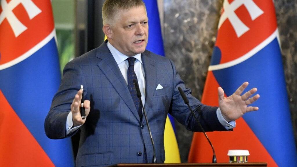 ARCHIV - Der slowakische Ministerpräsident Robert Fico spricht während einer Pressekonferenz (Archivbild). Foto: Roman Hanc/TASR/dpa