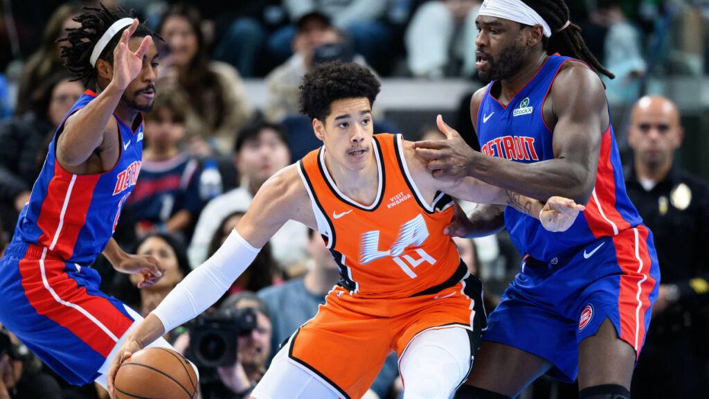 Der Walliser Yanic Konan Niederhäuser (am Ball) steht in seiner ersten NBA-Saison