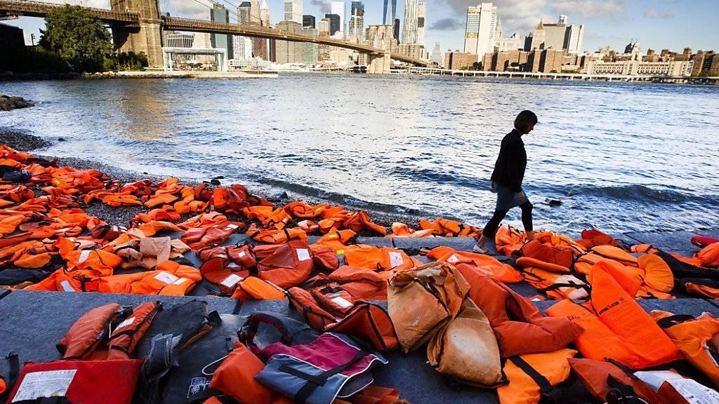 Hunderte von Rettungswesten  symbolisieren in New York die Flüchtlingskrise.