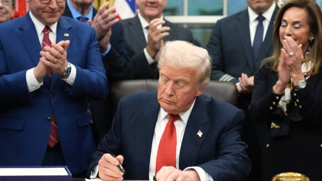 US-Präsident Donald Trump unterzeichnet ein Gesetzespaket zum Ende des wochenlangen Teilstillstands der US-Regierungsgeschäfte. Foto: Jacquelyn Martin/AP/dpa