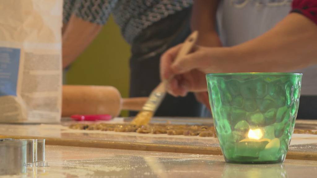 Jugendliche backen mit Senioren