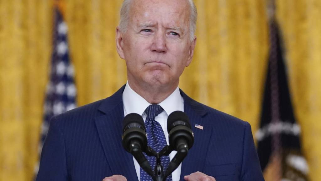US-Präsident Joe Biden ballt die Fäuste. Foto: Evan Vucci/AP/dpa