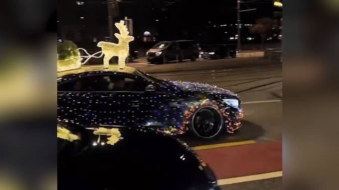 Weihnachtlich geschmückter Mercedes dreht Bahnhofrunde am Zürcher HB