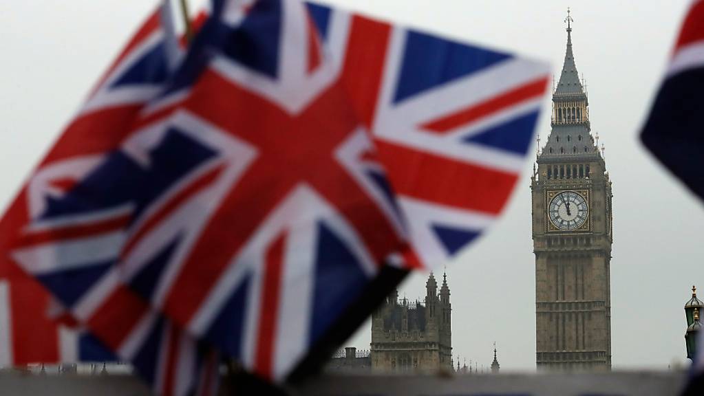 Britische Flaggen wehen in der Nähe des berühmten Uhrturms von Big Ben. Foto: Matt Dunham/AP/dpa